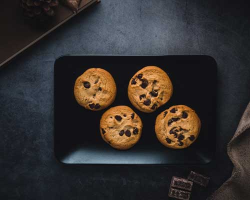 Cookies på en svart tallrik